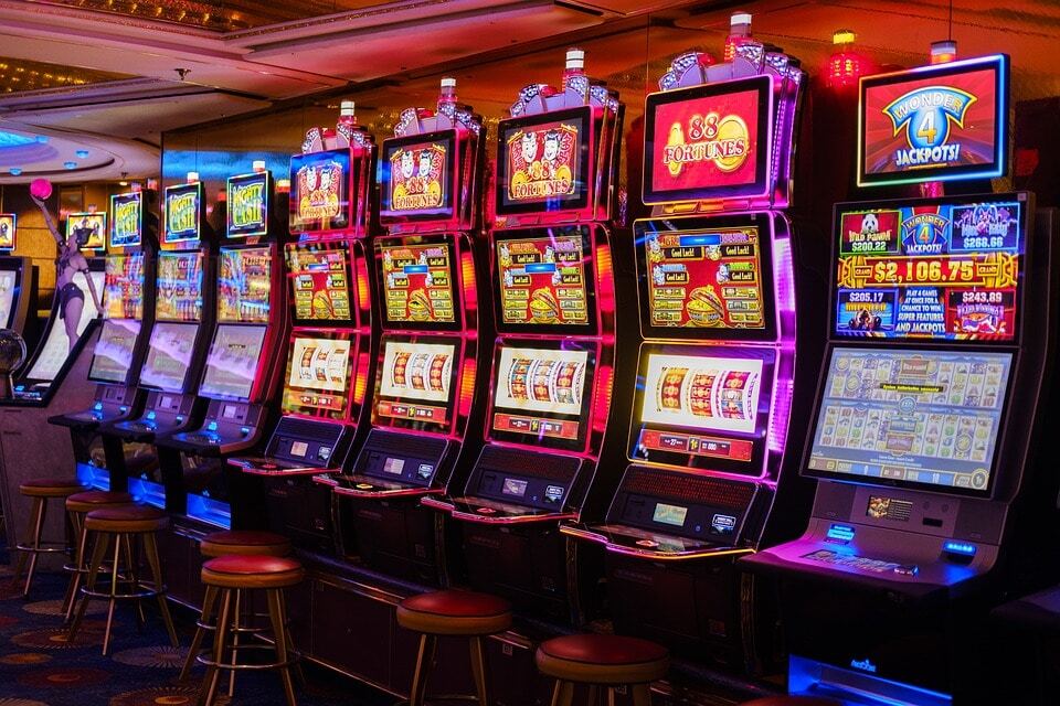 Eine Reihe von Spielautomaten im Casino